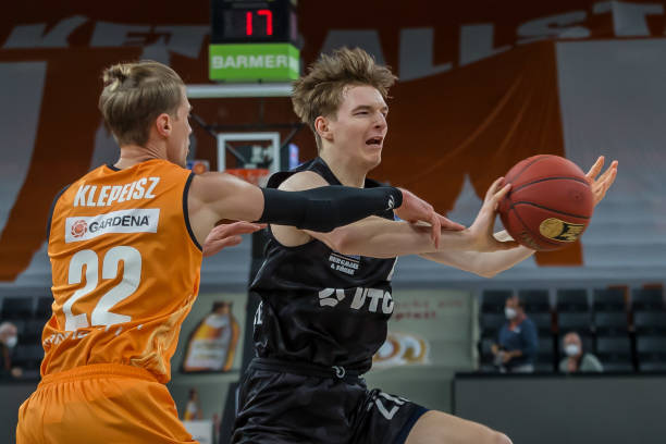 凭借敏锐的 凭借敏锐的